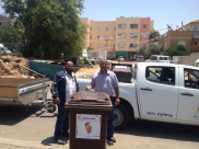  بالصور: توزيع حاويات النفايات في أحياء "واحة النخيل والجواريش" بالرملة 